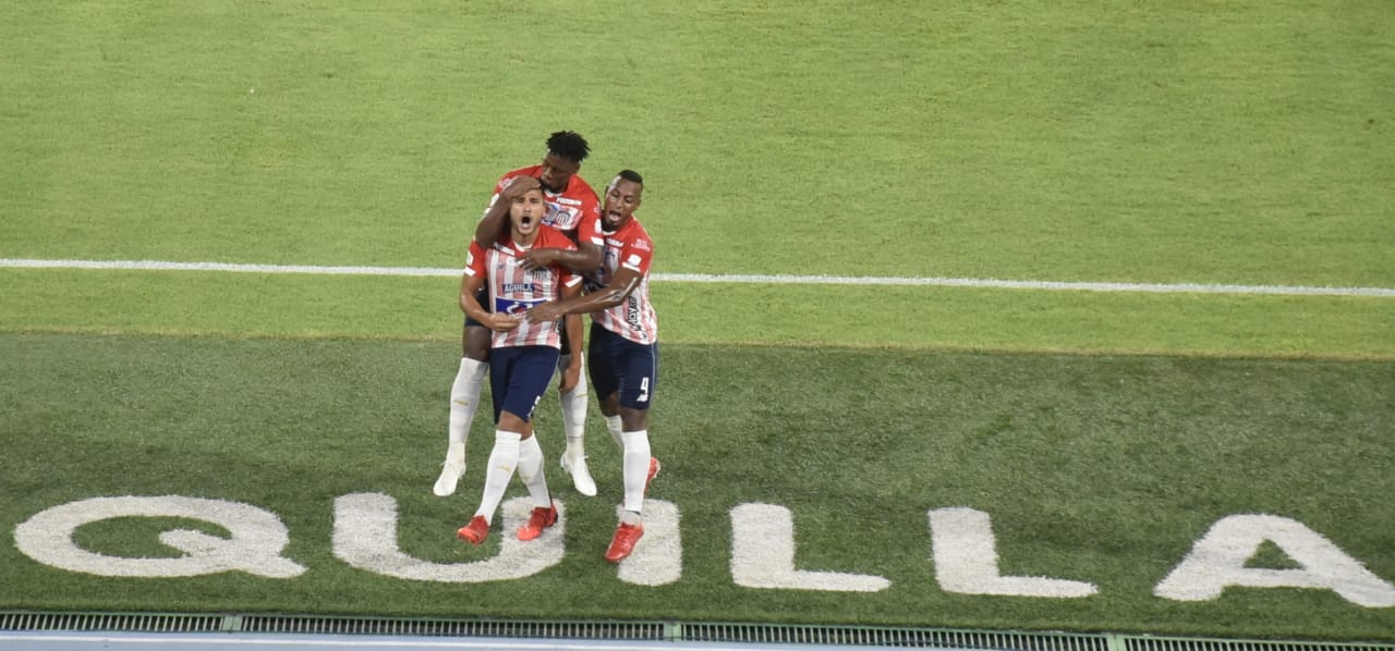Junioristas celebrando el gol de Larry Vásquez.