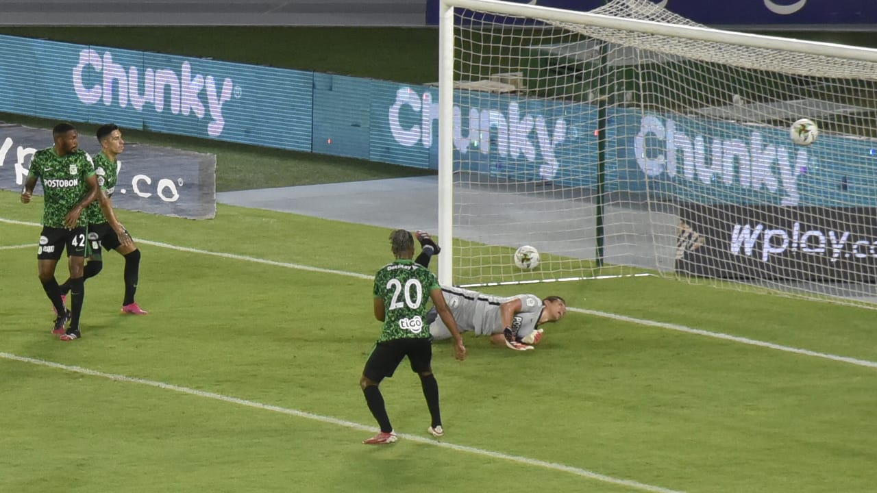 El balón al fondo de la red tras el remate de Larry Vásquez.