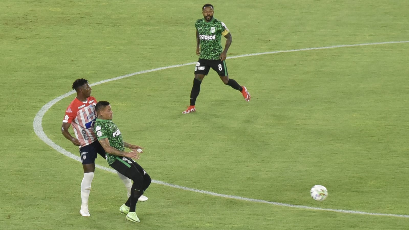 Dany Rosero controlando una llegada nacionalista.