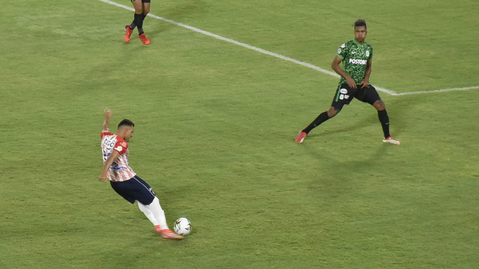 Marlon Piedrahita rematando al arco de Aldair Quintana.