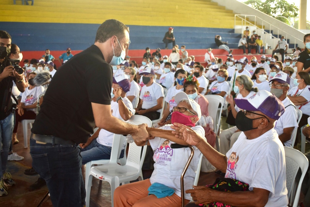 Nutrida participación de abuelitos en el cierre de la semana.