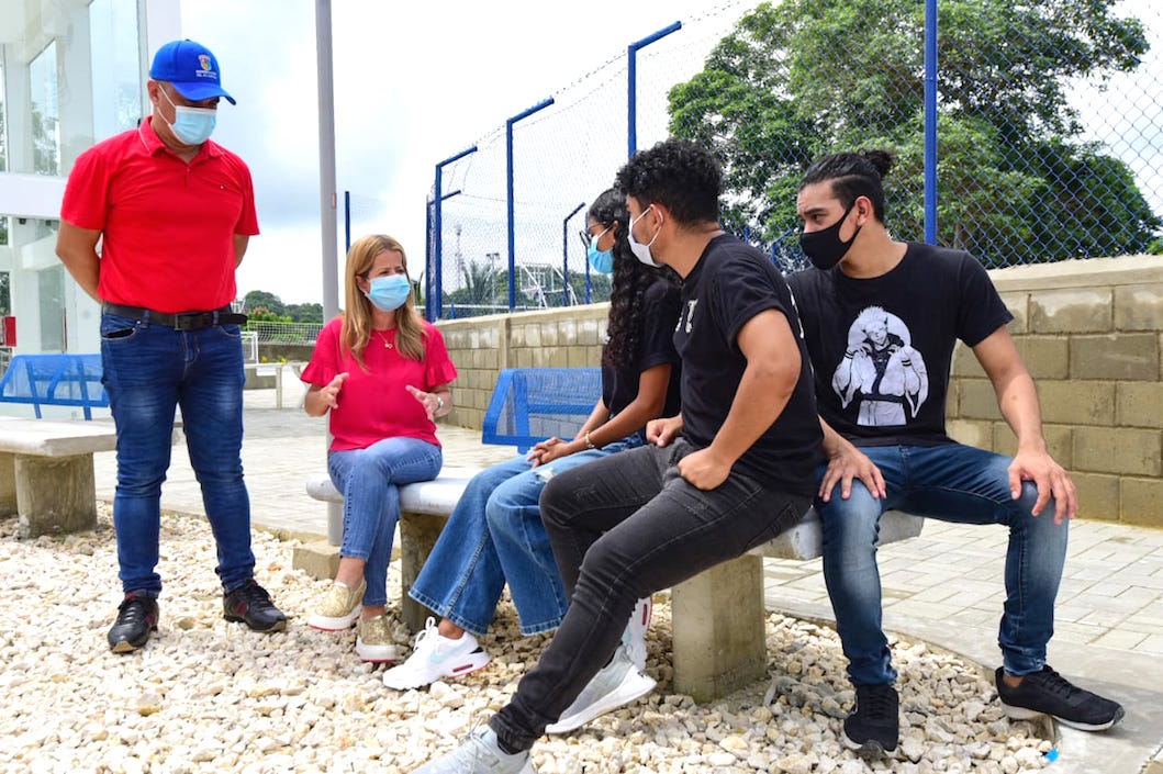 La Gobernadora Elsa Noguera, con jóvenes de Tubará.