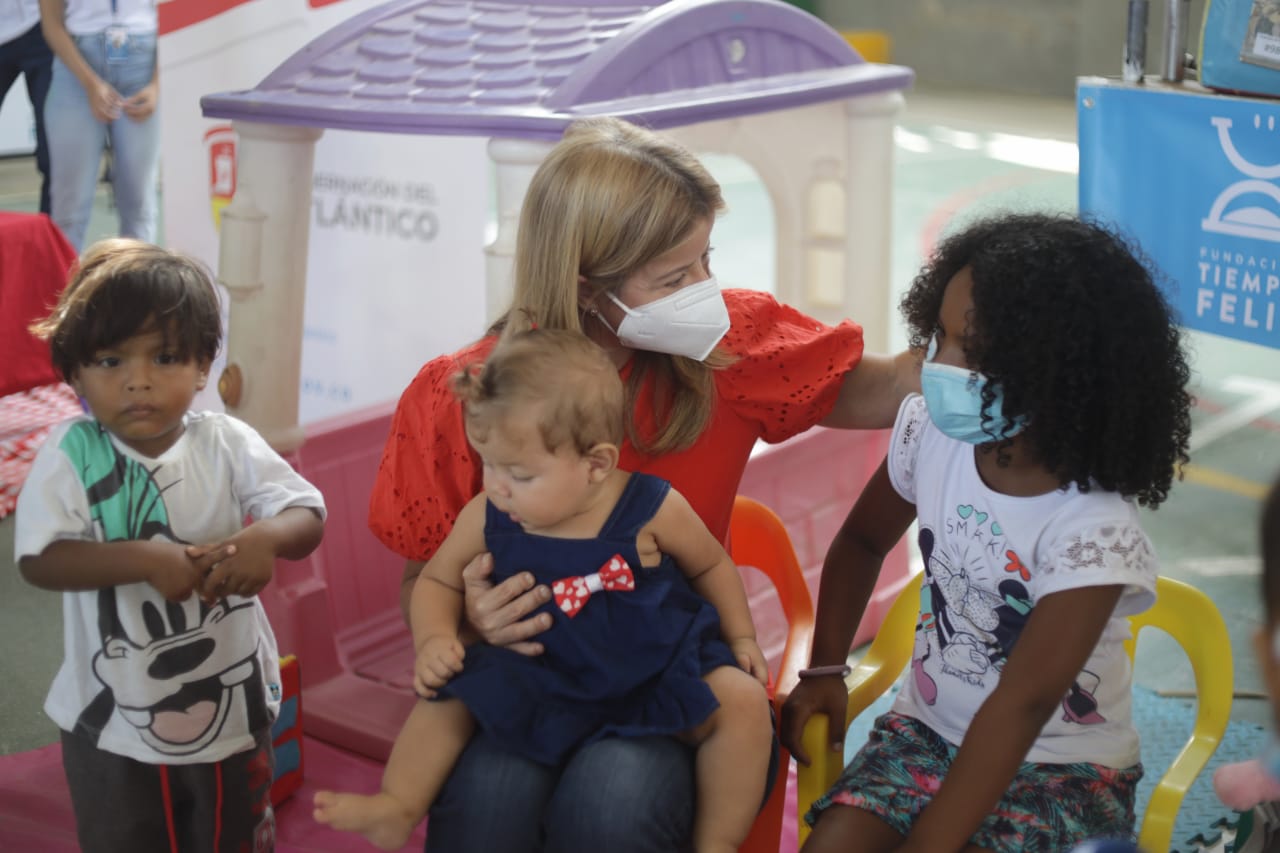 La Gobernadora del Atlántico con niños beneficiados de 'Nutriendo vidas'.