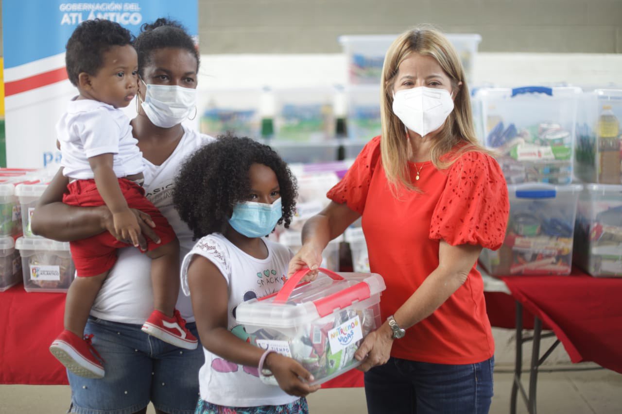 La Gobernadora Elsa Noguera entrega un paquete nutricional.