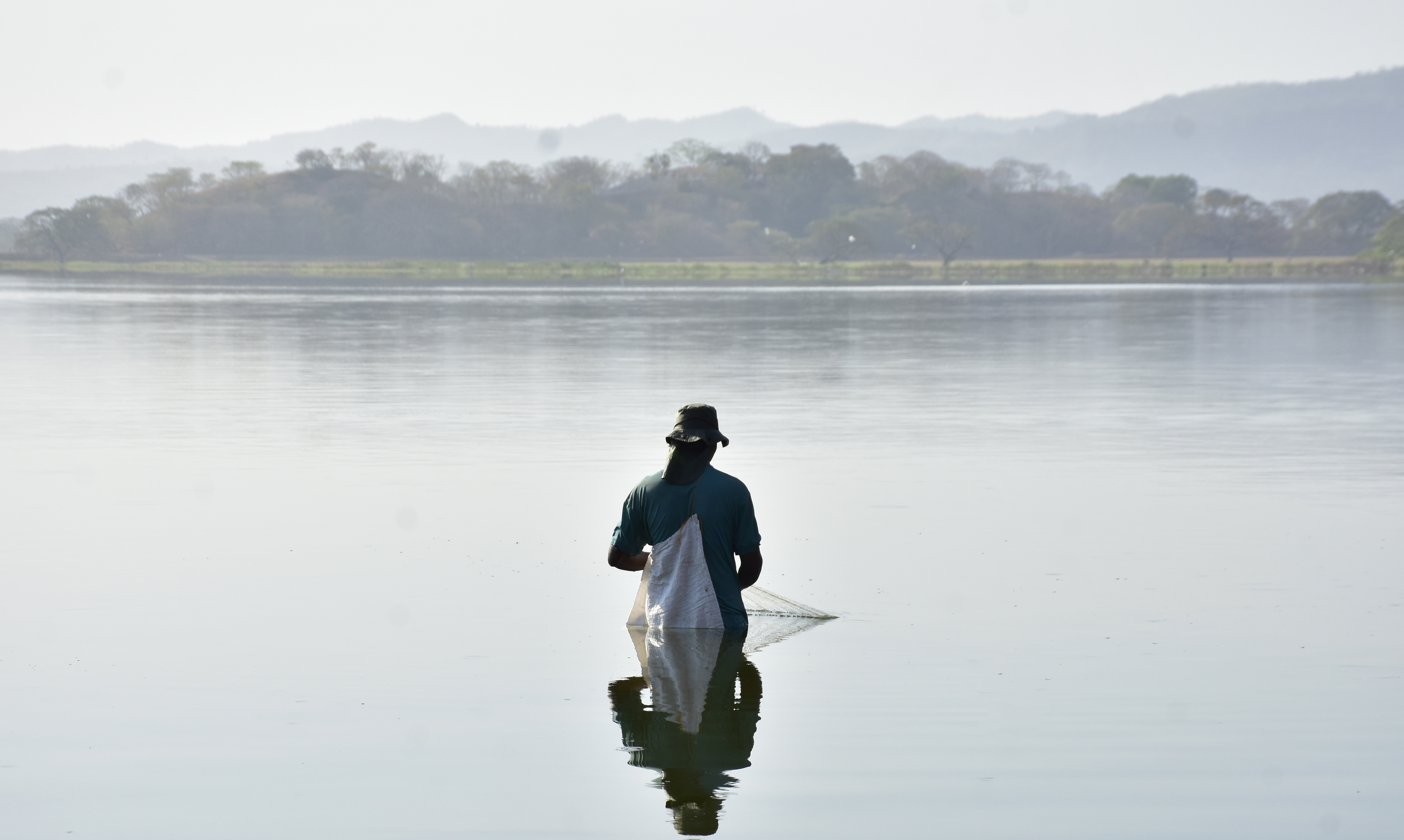 San Juan de Tocagua, Luruaco. Son las 8:20 a.m. y el pescador espera ansioso que llegue la pesca en una de las ciénagas más lindas del Atlántico.