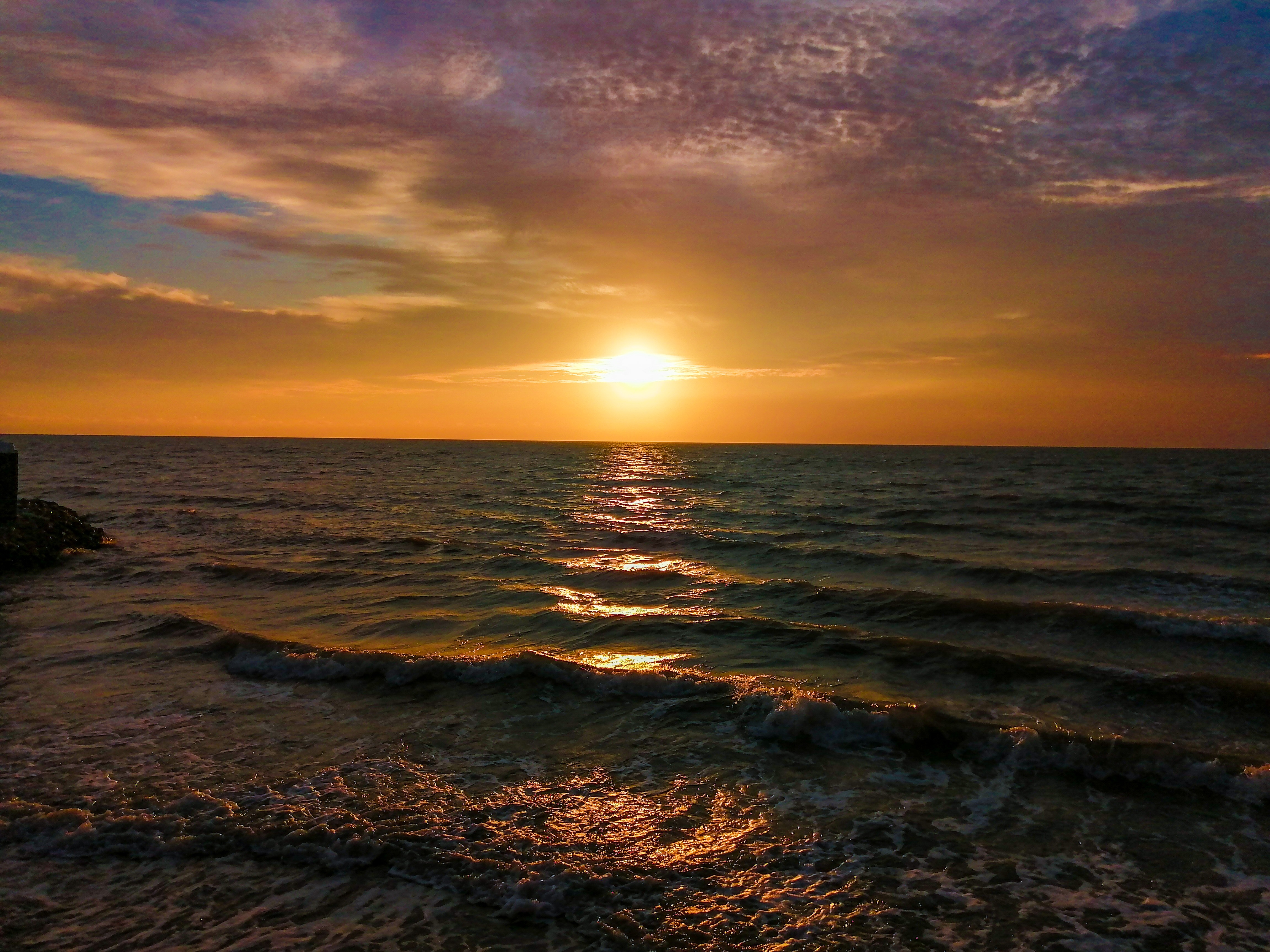 Salgar, Atlántico. Es una obra que exige una atención prolongada hacia el horizonte, la luz que asoma a través de las nubes logra iluminar toda la escena maravillosamente para luego contemplar la serenidad, tranquilidad y todo lo bueno que a el alma puede alimentar.