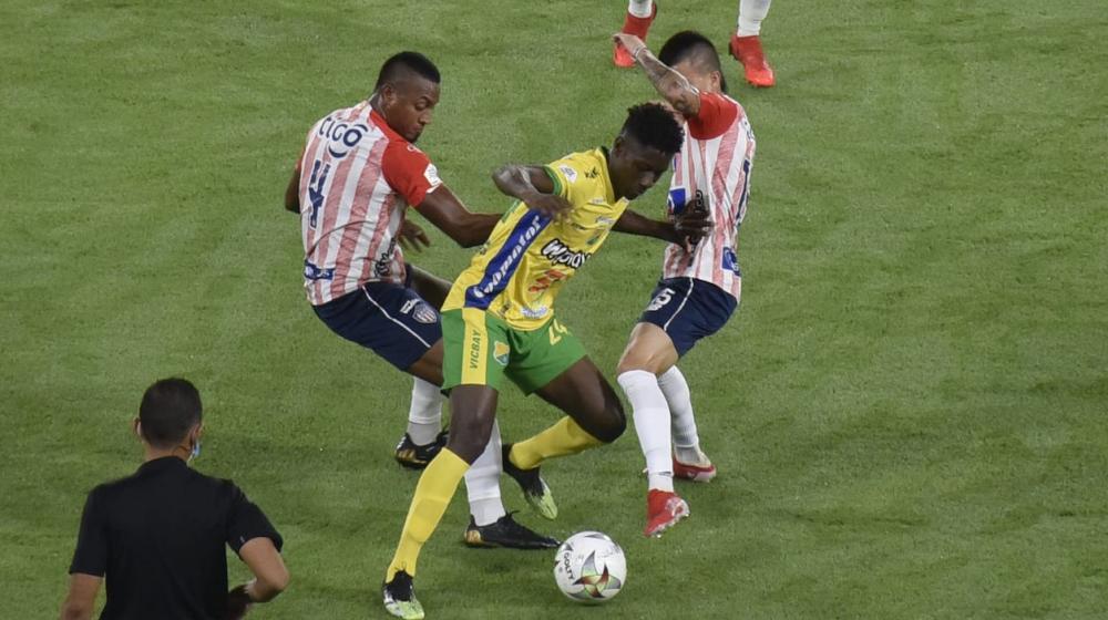 Willer Ditta y Walmer Pacheco controlando la llegada de Emerson Córdoba