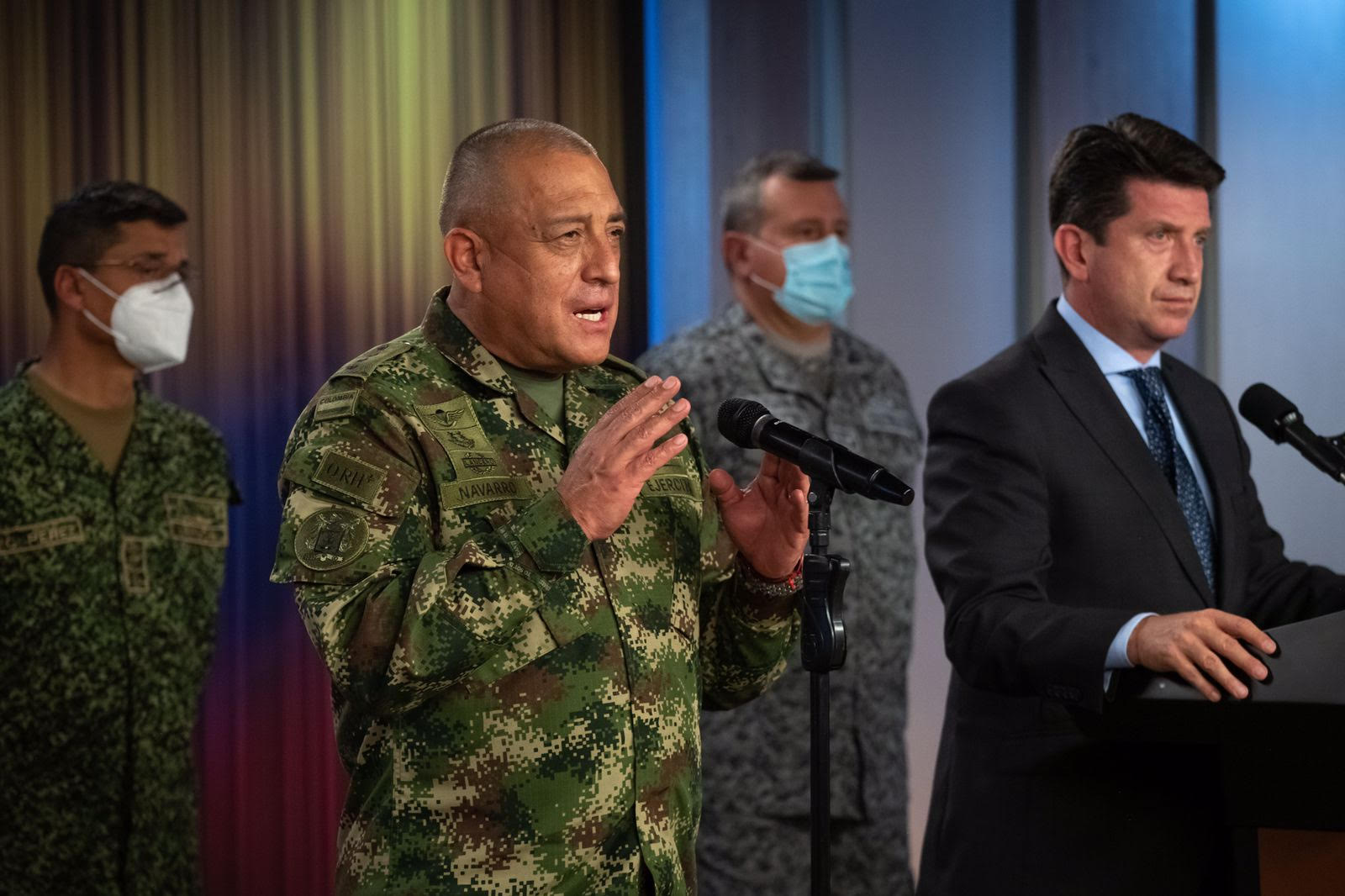 El general Luis Fernando Navarro y el MinDefensa Diego Molano 