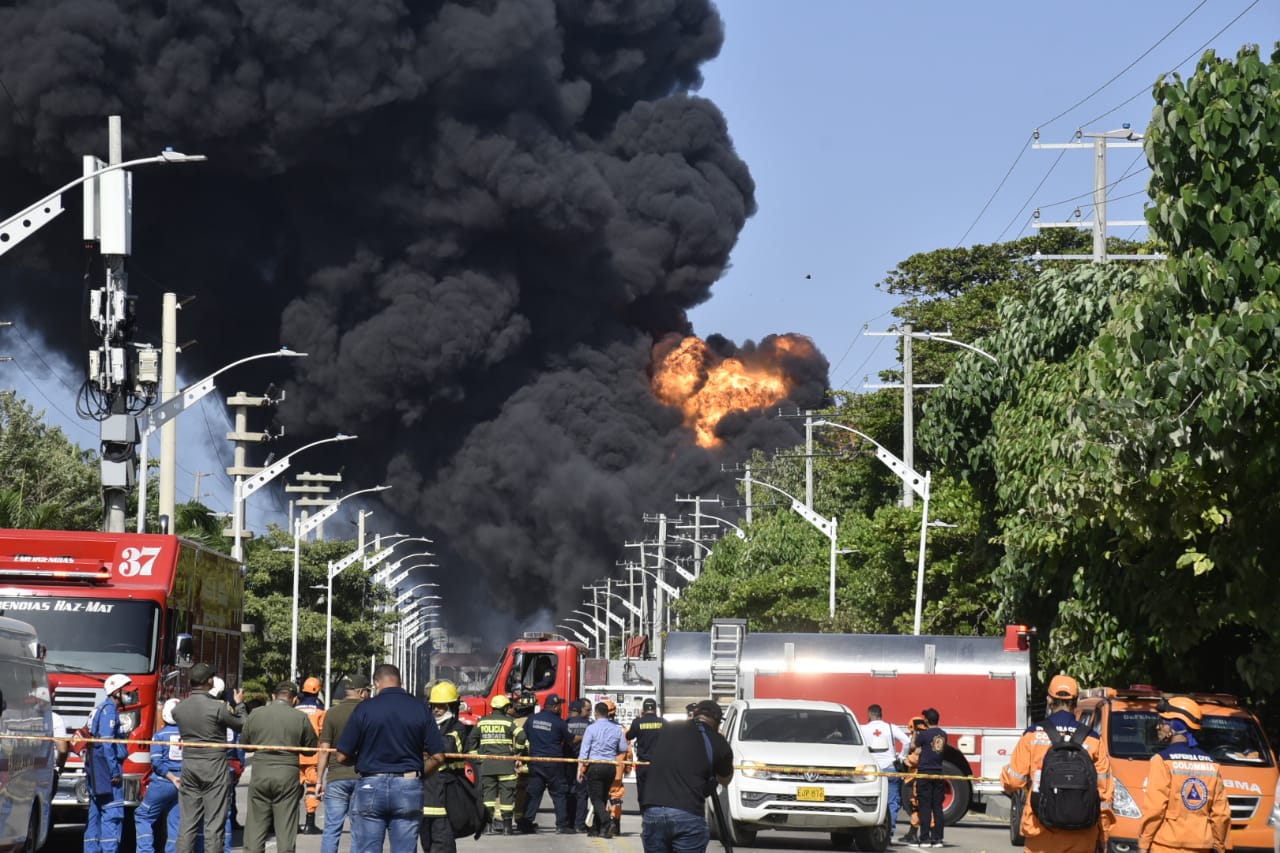 Autoridades se concentran en la Vía 40 de Barranquilla para atender el incendio.