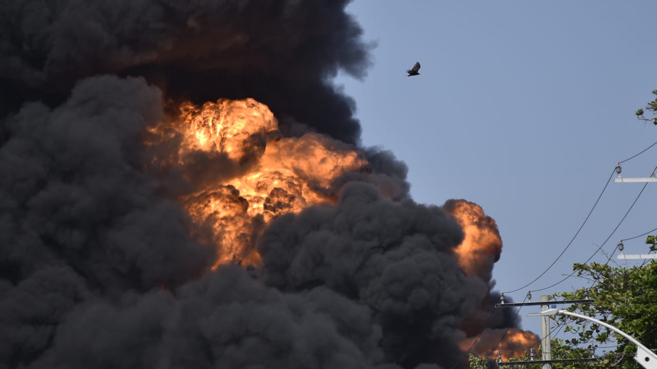 Autoridades se concentran en la Vía 40 de Barranquilla para atender el incendio.