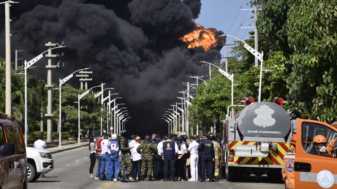 Autoridades se concentran en la Vía 40 de Barranquilla para atender el incendio.