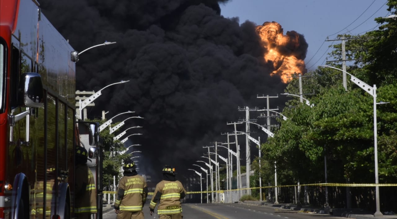 Autoridades se concentran en la Vía 40 de Barranquilla para atender el incendio.