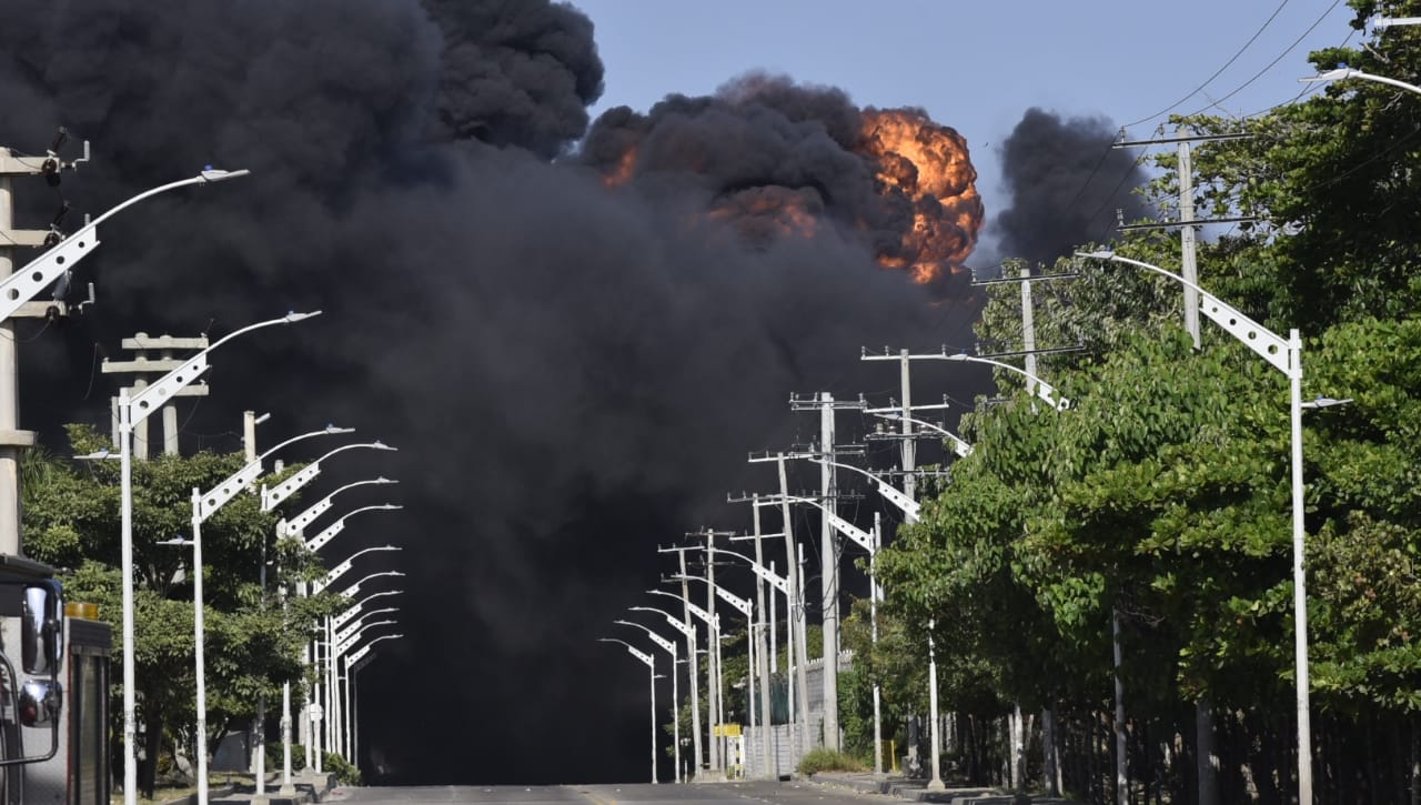 Autoridades se concentran en la Vía 40 de Barranquilla para atender el incendio.