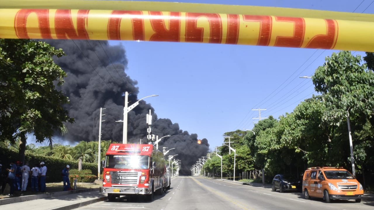 Autoridades se concentran en la Vía 40 de Barranquilla para atender el incendio.