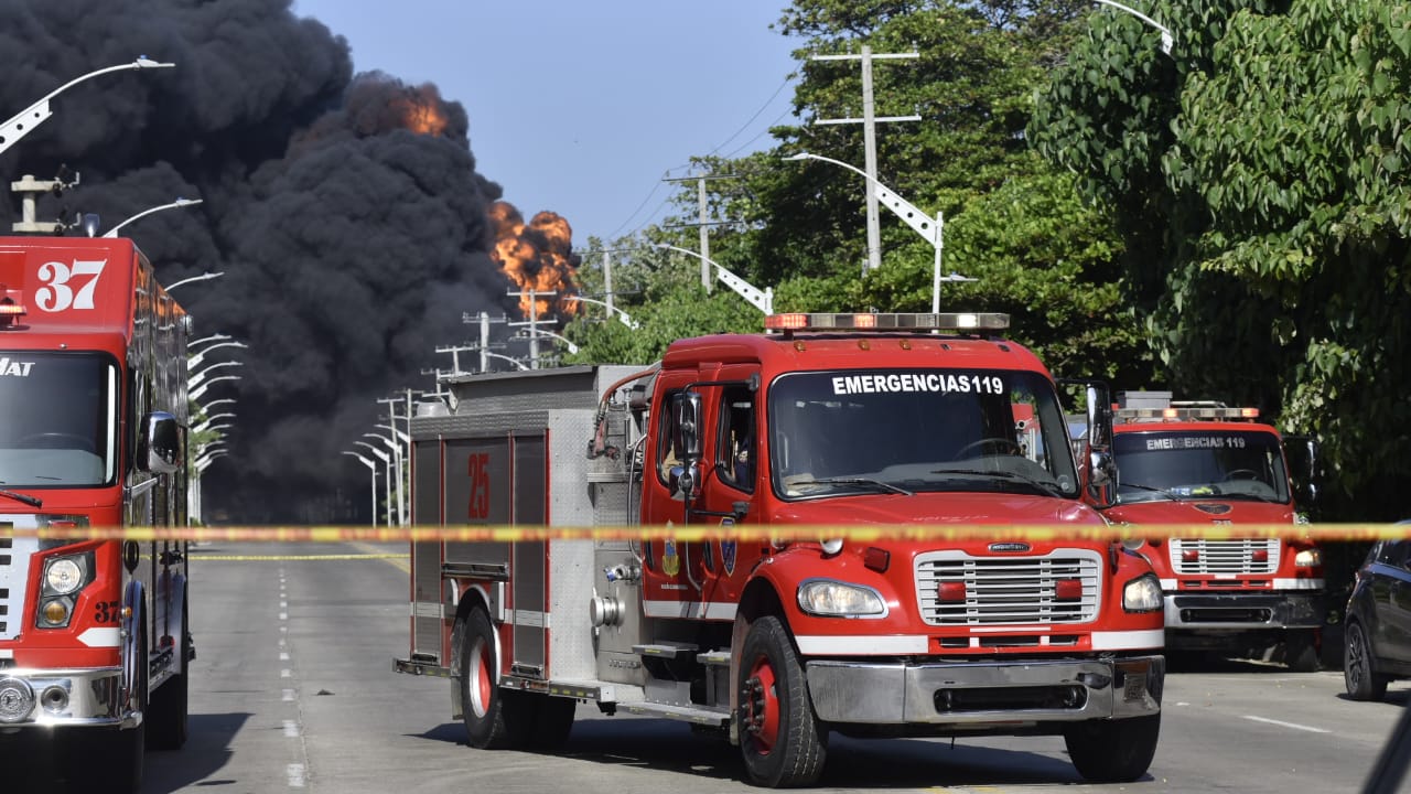 Autoridades se concentran en la Vía 40 de Barranquilla para atender el incendio.