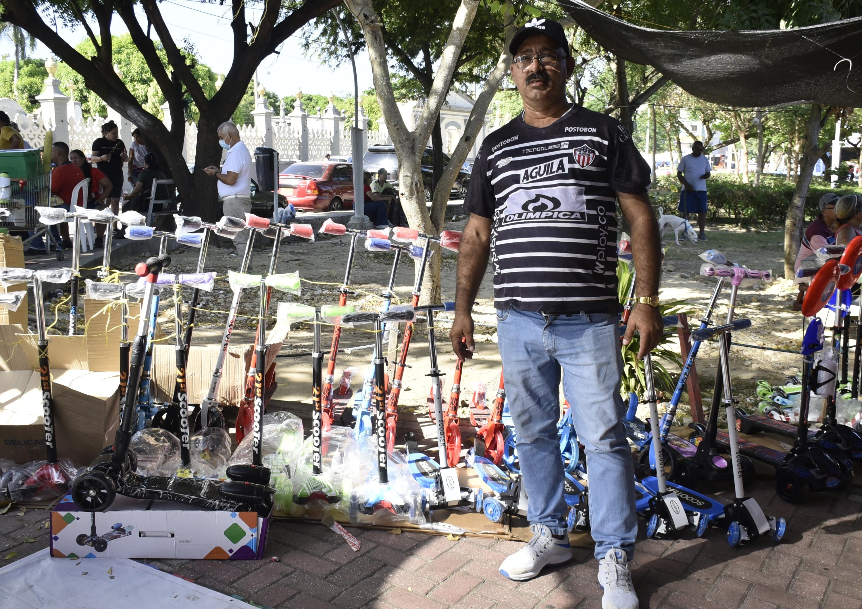 Wilson Rey Narváez Villamizar, vendedor en la Feria del Juguete.