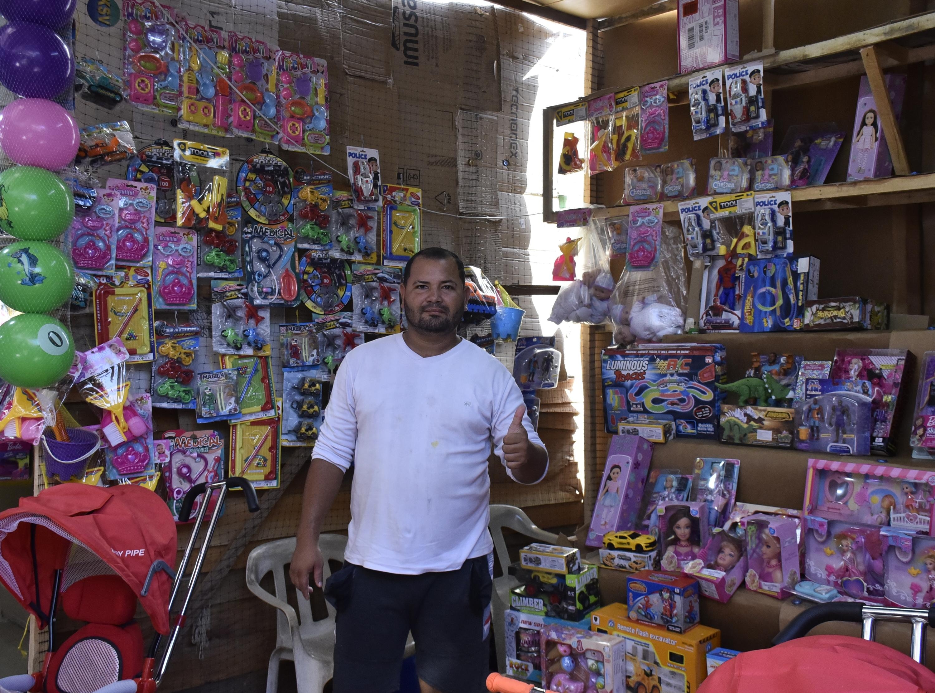 Pedro Andrés Araque Campo, vendedor en la Feria del Juguete.