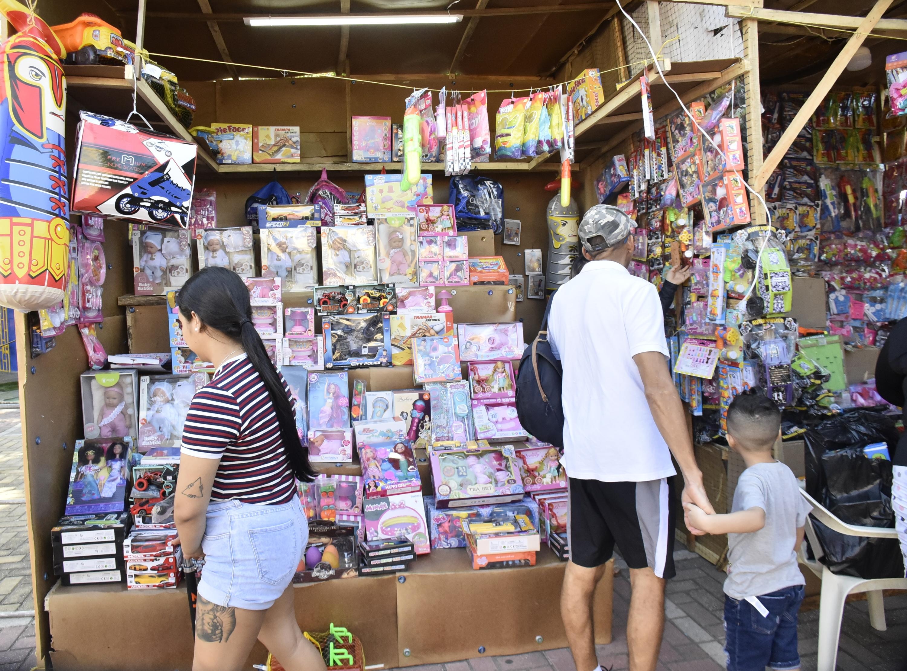 Juguetes exhibidos en la feria.