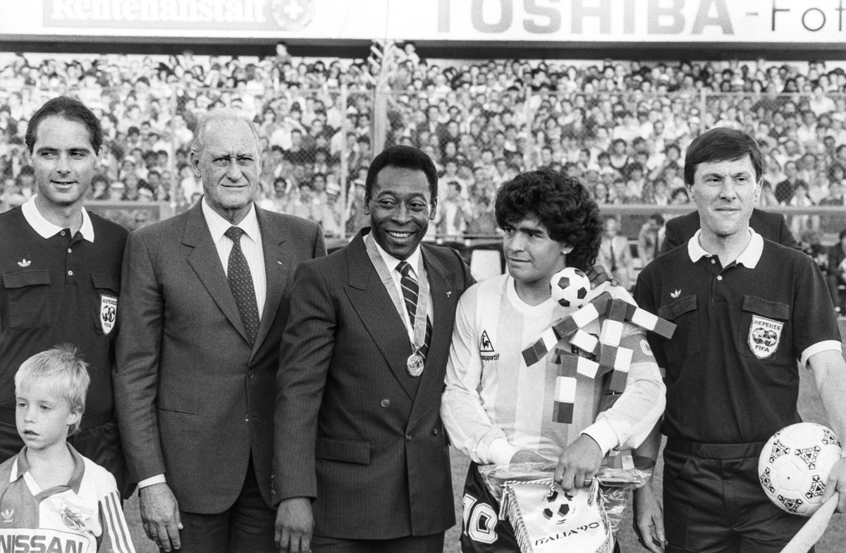 Pelé (centro), la leyenda del fútbol argentino Diego Maradona (2-R) y el entonces presidente de la FIFA Joao Havelange (2-L) durante el partido entre Italia y Argentina en Zúrich, Suiza, el 10 de junio de 1987.