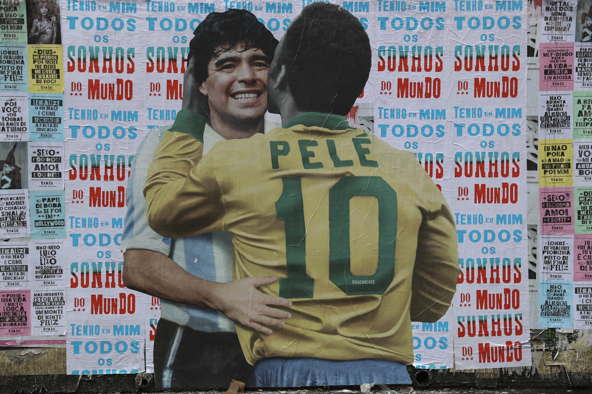 Los dos mayores astros de la historia del fútbol, Pelé y Maradona, se funden en un abrazo y un beso en un mural creado por un artista brasileño en la principal avenida de Sao Paulo. 