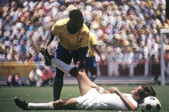 "Haz el bien sin mirar a quien", frase compartida por Pelé en esta foto donde ayuda a un rival lesionado.