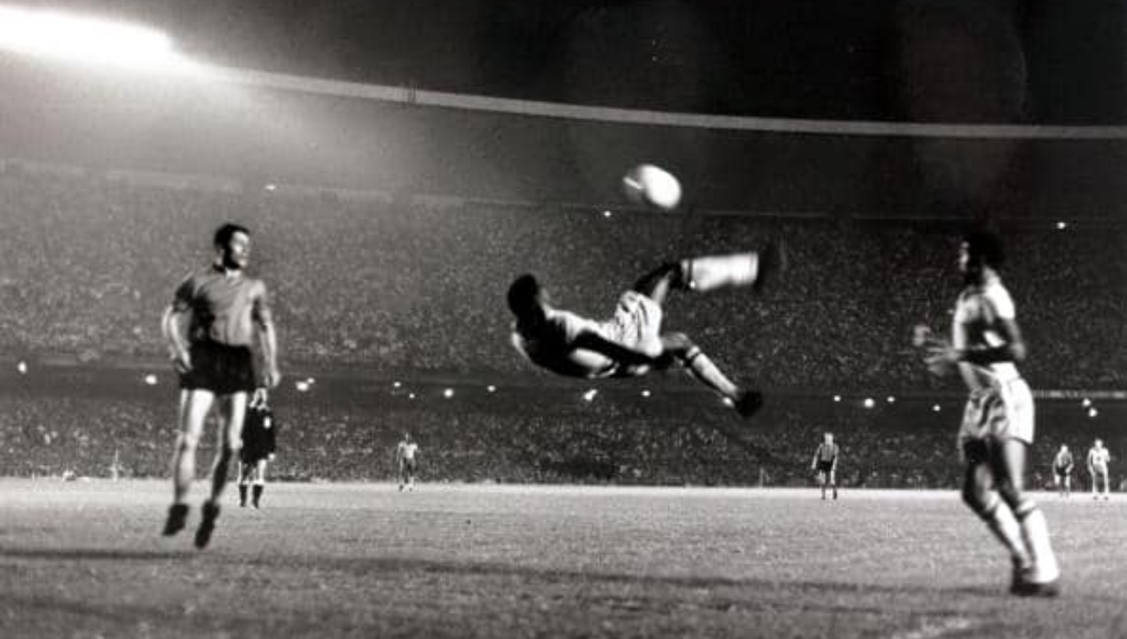 'El Rey' Pelé en una histórica jugada.