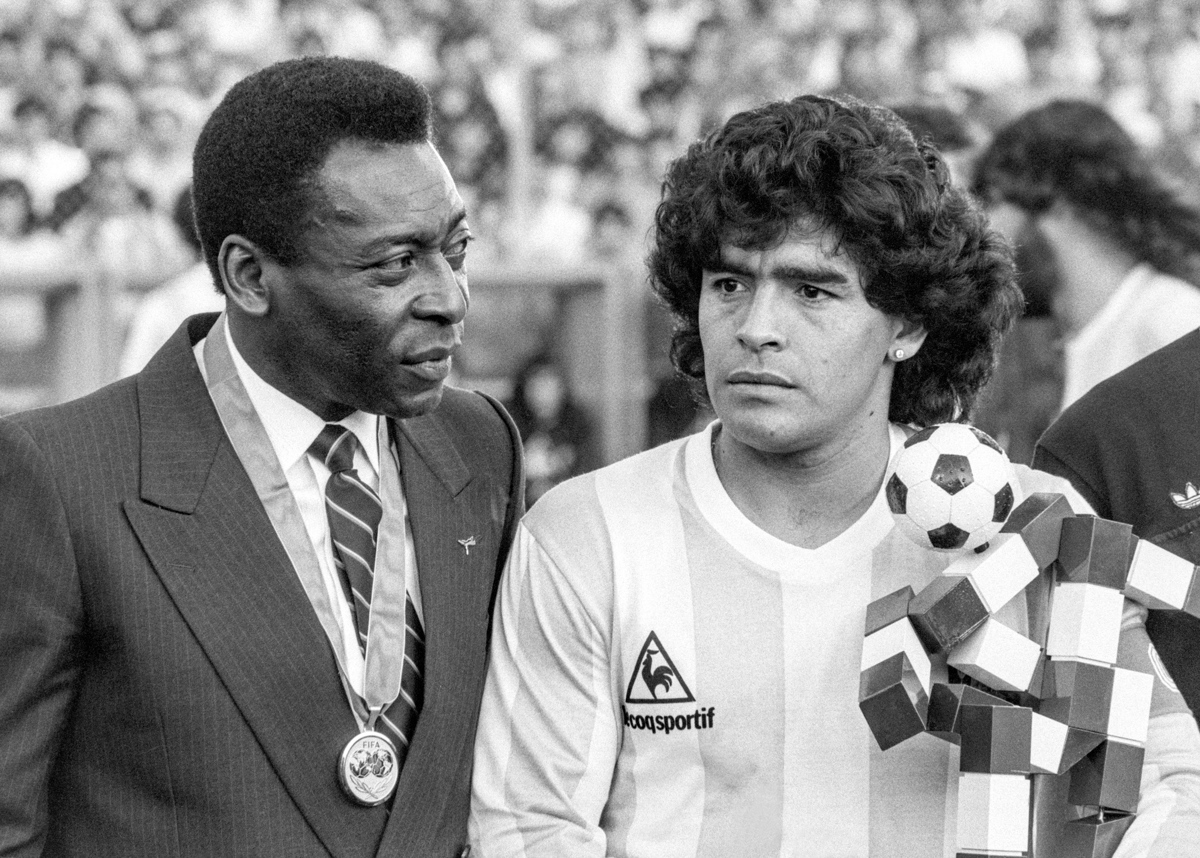 Pelé junto a Diego Maradona durante el partido entre Italia y Argentina en Zúrich, Suiza, el 10 de junio de 1987. 