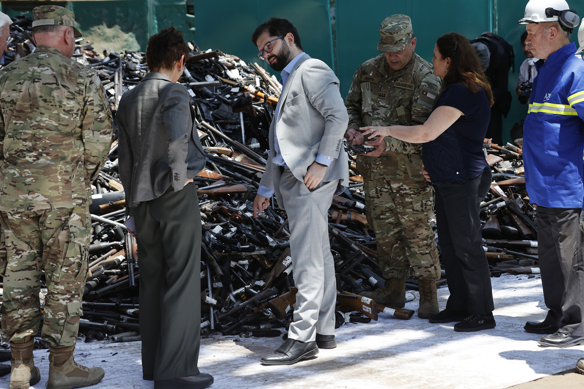 El Presidente de Chile, Gabriel Boric, en la visita inspectiva de destrucción de armas.