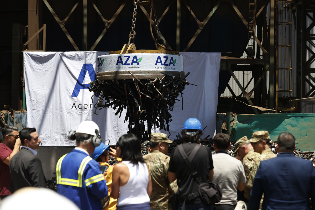  Personal militar custodia la destrucción de armas incautadas en procedimientos policiales. 