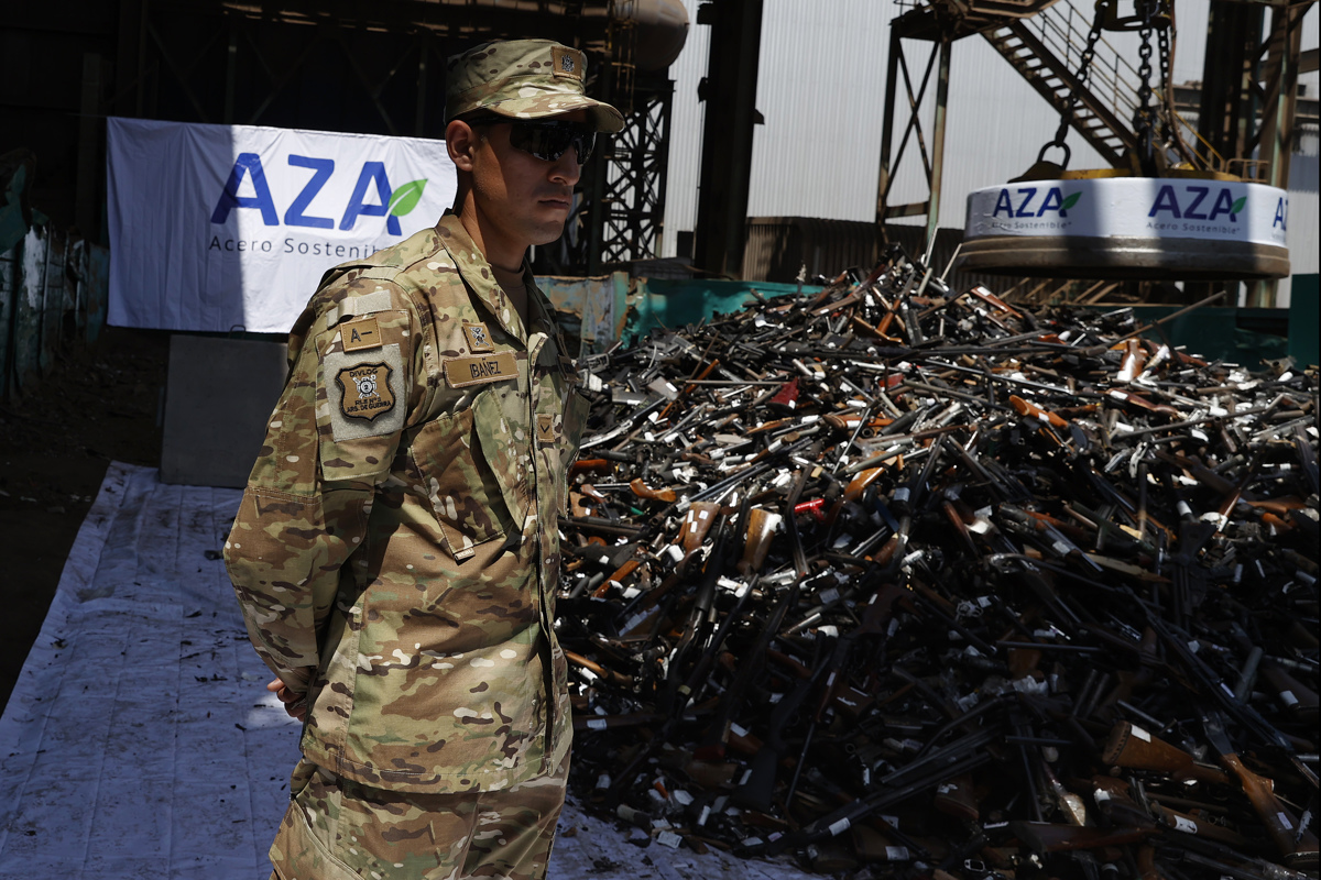  Personal militar custodia la destrucción de armas incautadas en procedimientos policiales. 