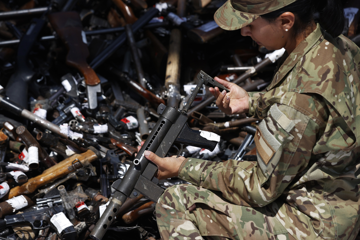  Personal militar custodia la destrucción de armas incautadas en procedimientos policiales. 