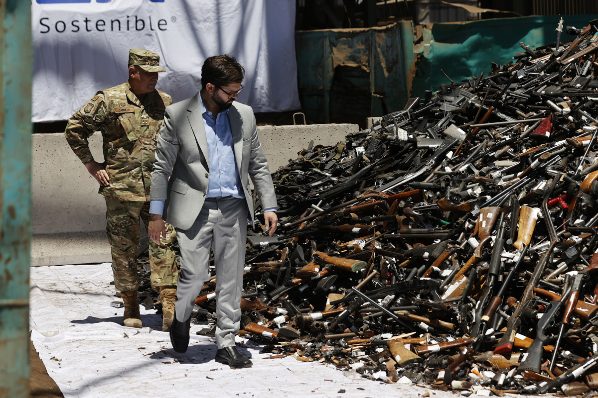 El Presidente de Chile, Gabriel Boric, en la visita inspectiva de destrucción de armas.