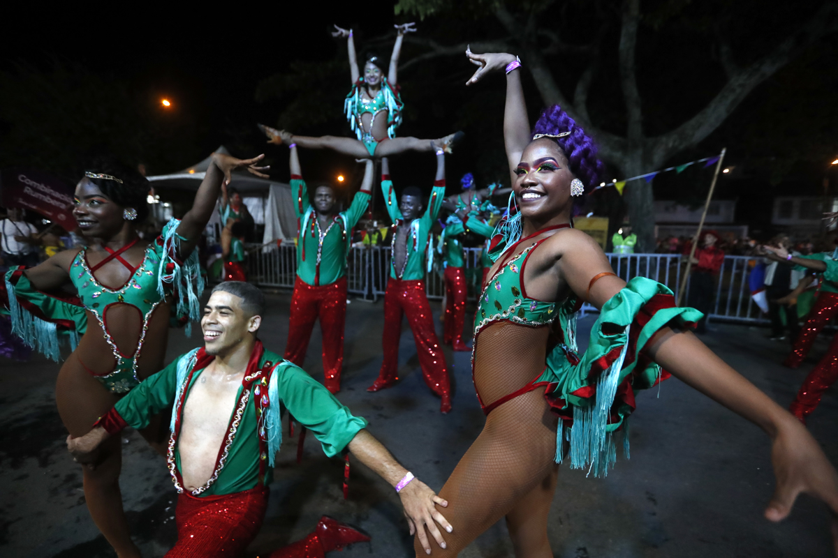 Bailarines en el primer día de la Feria de Cali.