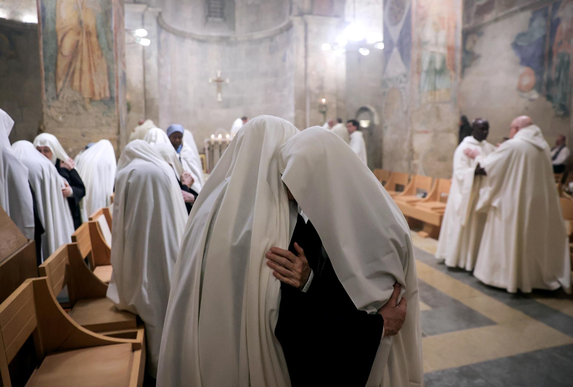 Religiosas del monasterio benedictino de la Iglesia Crusader, en Abu Ghosh, Israel,