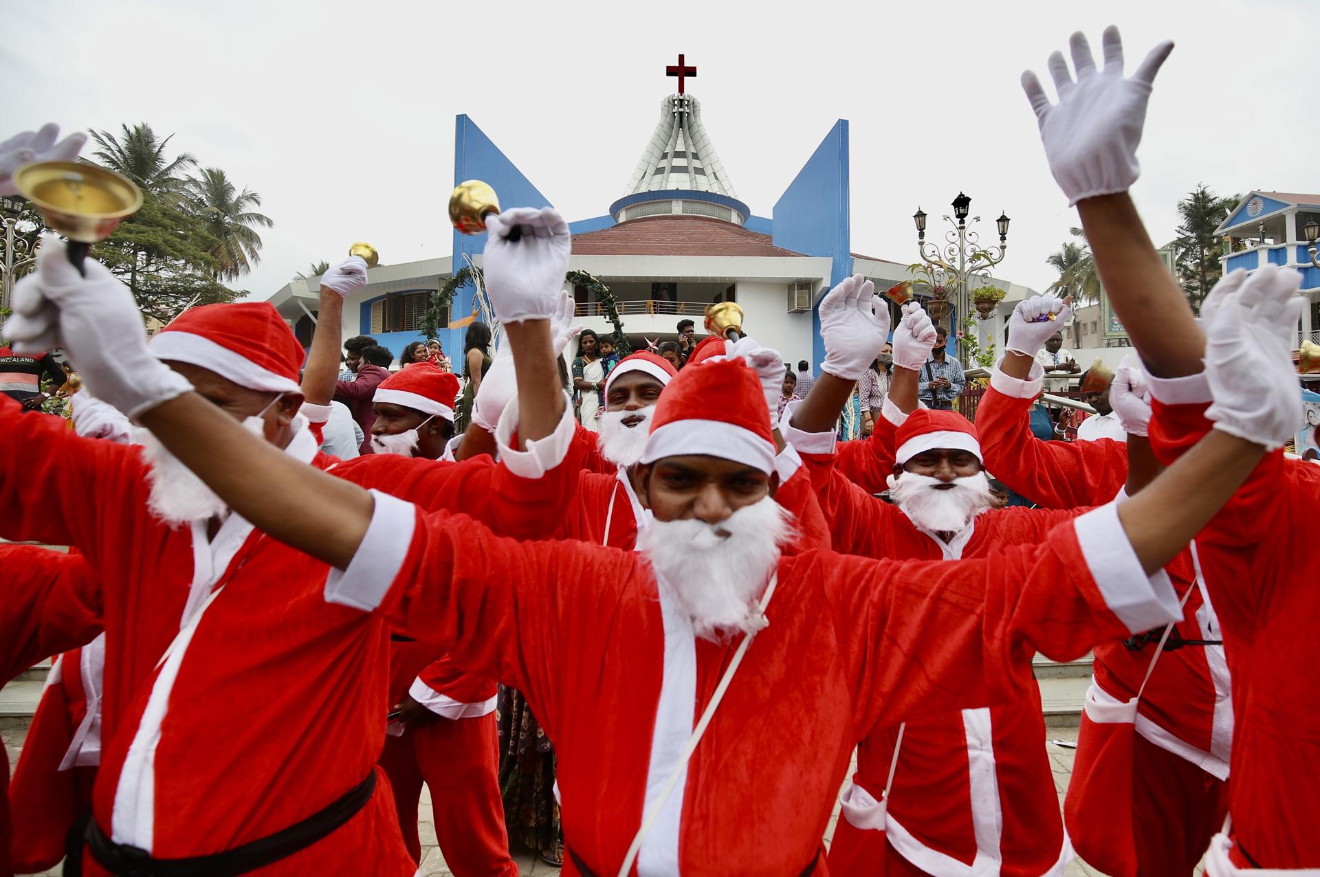 Hombres vestidos de Papá Noel celebraron la Navidad en Bangalore, India