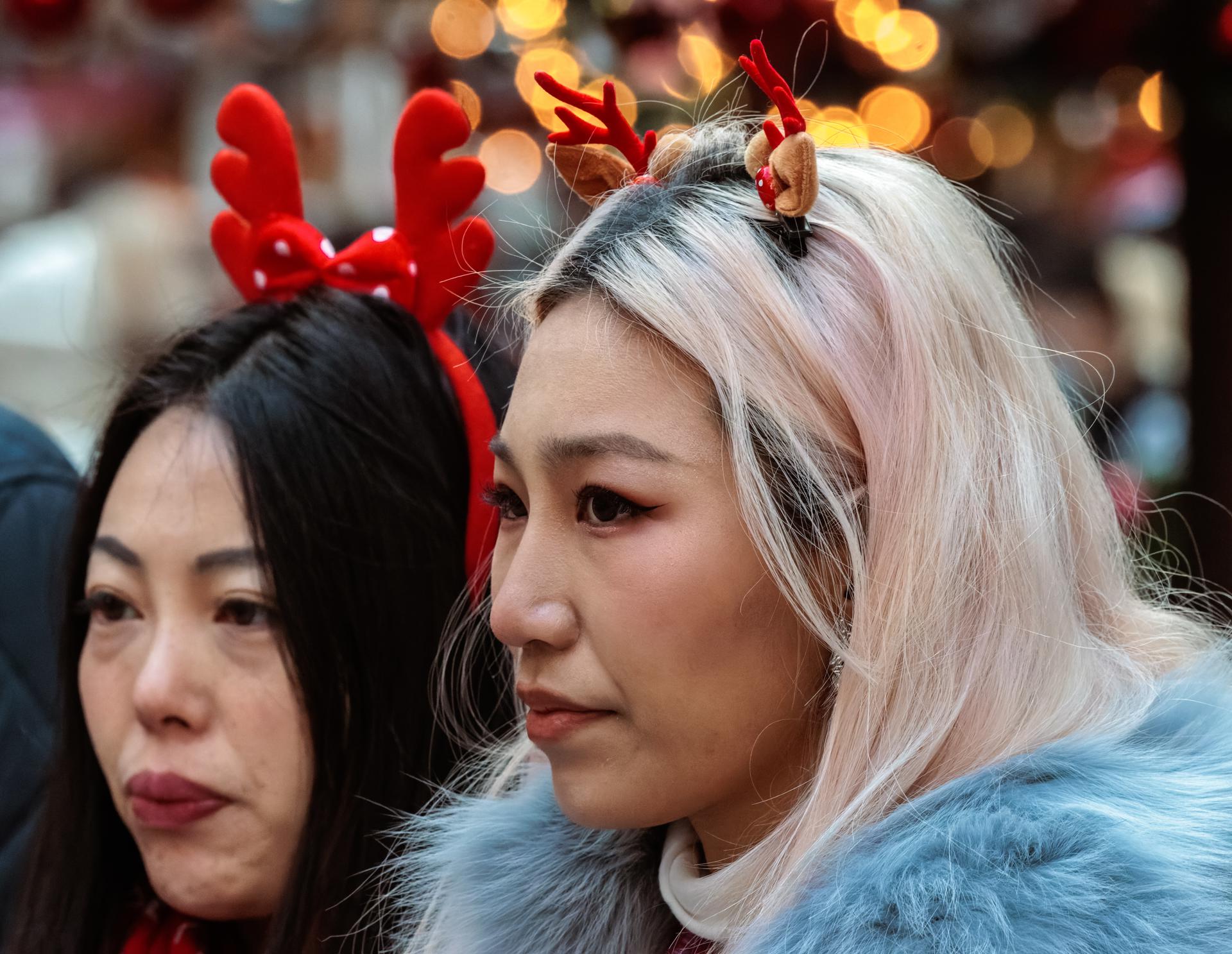 Dos ciudadanas en el mercado de Shanghai en la noche de Navidad.