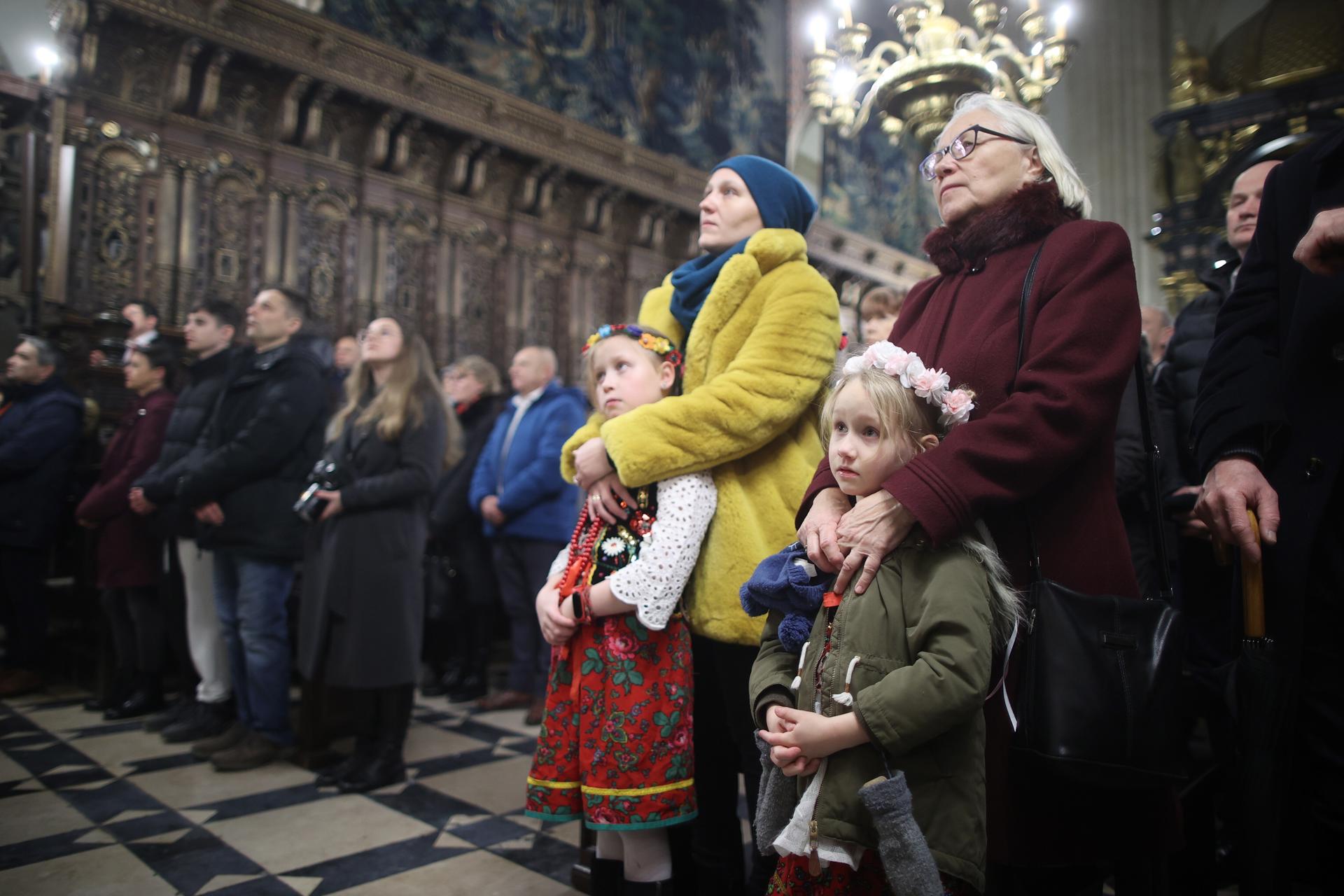 Fieles escuchan  la misa de medianoche en la Catedral de Wawel en Cracovia, al sur de Polonia.