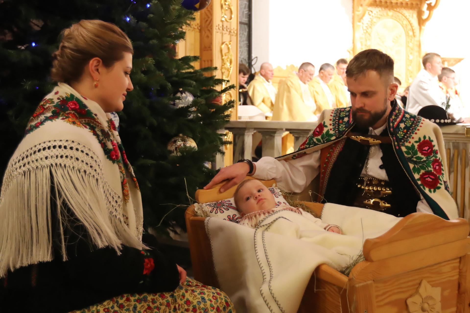 Una pareja polaca y su hijo representaron el nacimiento de Jesús en el Santuario de Nuestra Señora de Fátima en Zakopane.