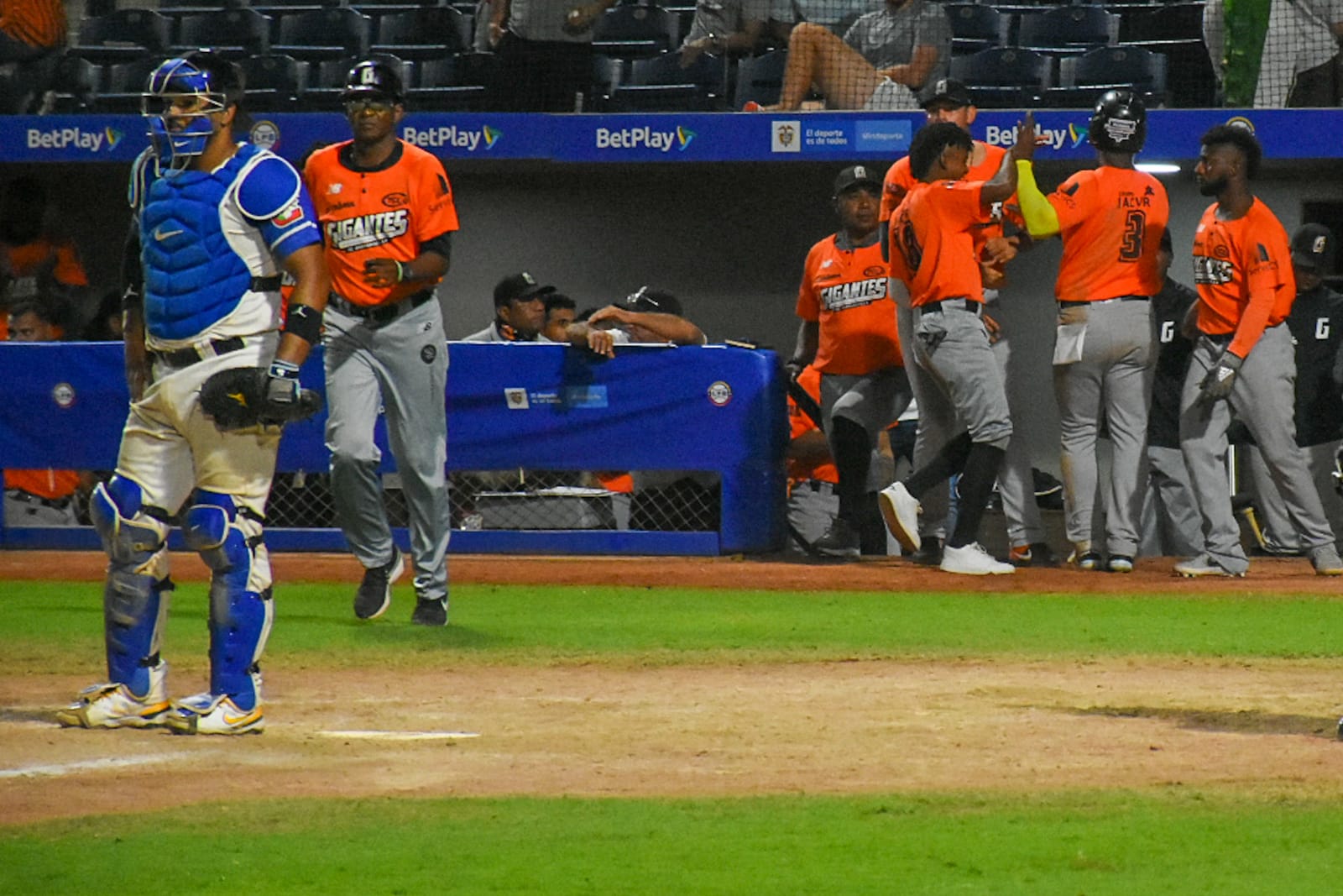 Gigantes celebran el descuento de Esneider Batista.