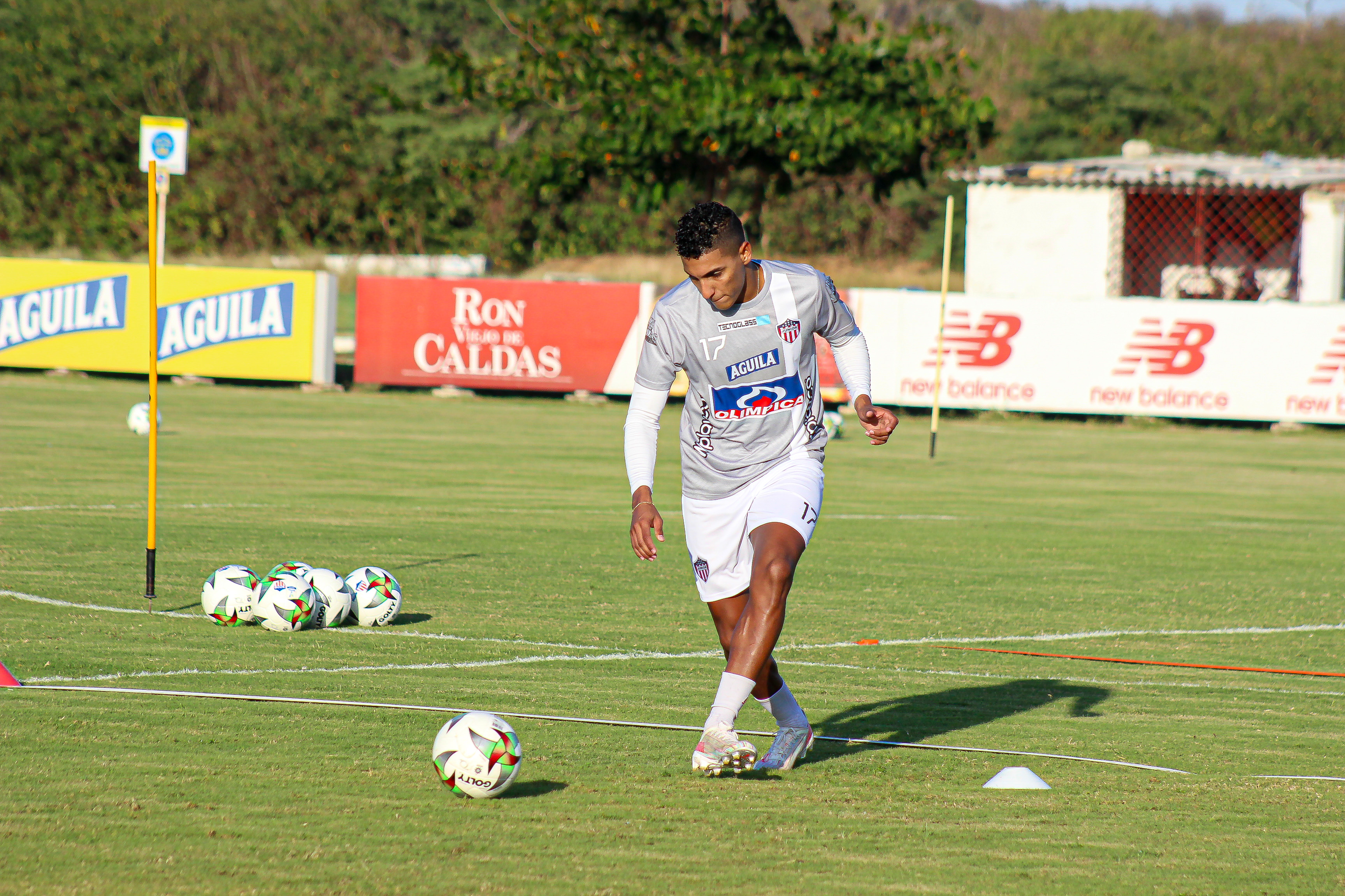 Gabriel Fuentes, lateral izquierdo. 
