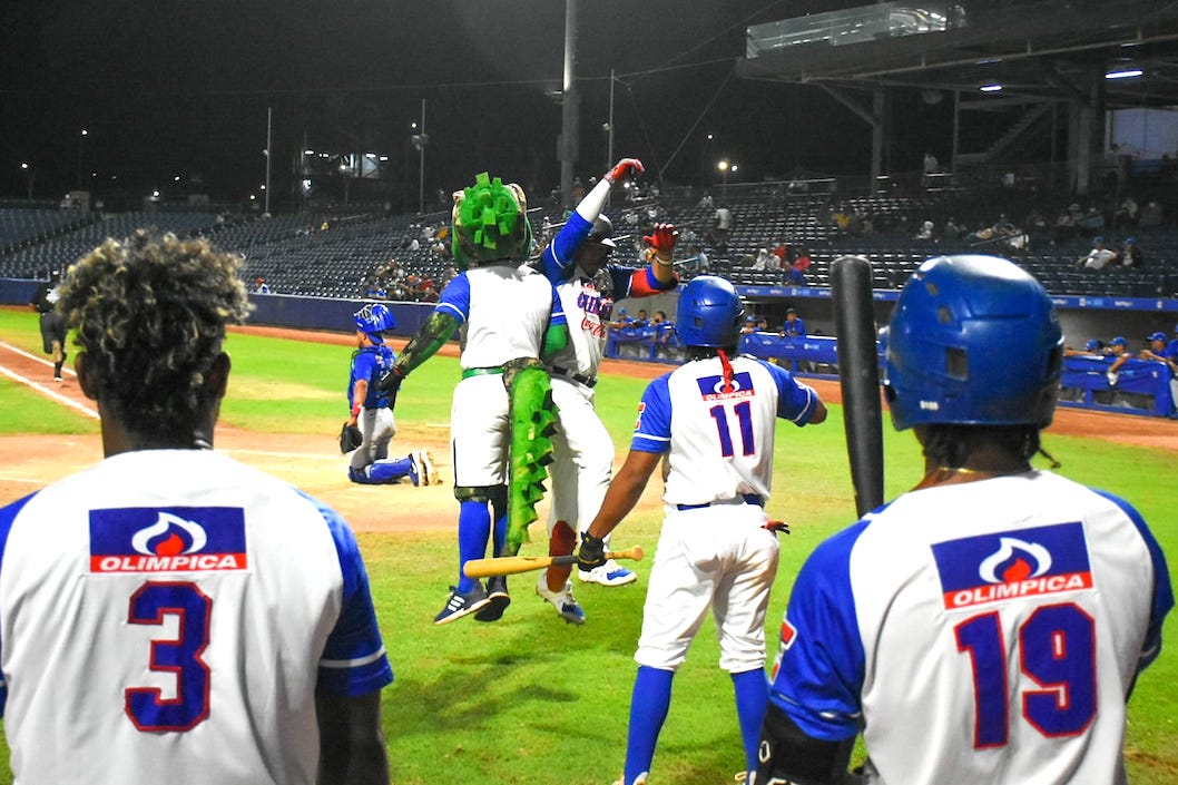 Jair Camargo celebra su jonrón.