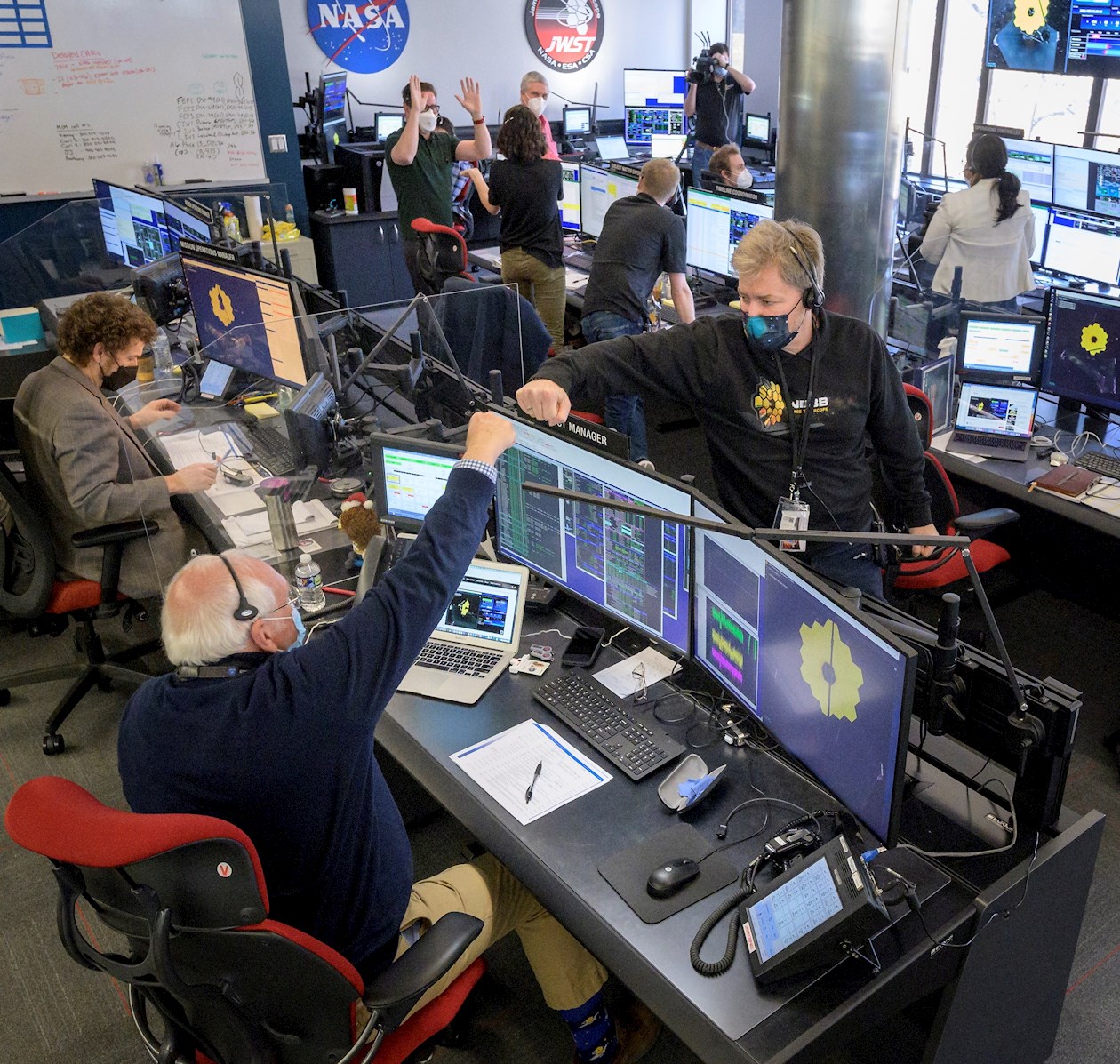  La NASA terminó el delicado y lento desdoble del enorme espejo principal del telescopio espacial James Webb mientras avanza por el espacio a toda velocidad tras su lanzamiento la Navidad pasada para explorar más profundamente el universo.