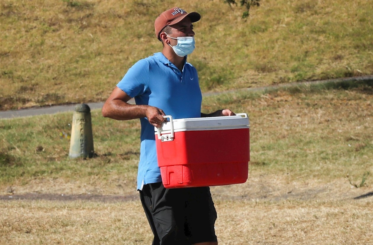 Un hombre carga una conservadora de alimentos fríos en Montevideo este jueves, durante la ola de calor que rige desde el pasado martes y se extenderá hasta el próximo domingo. 