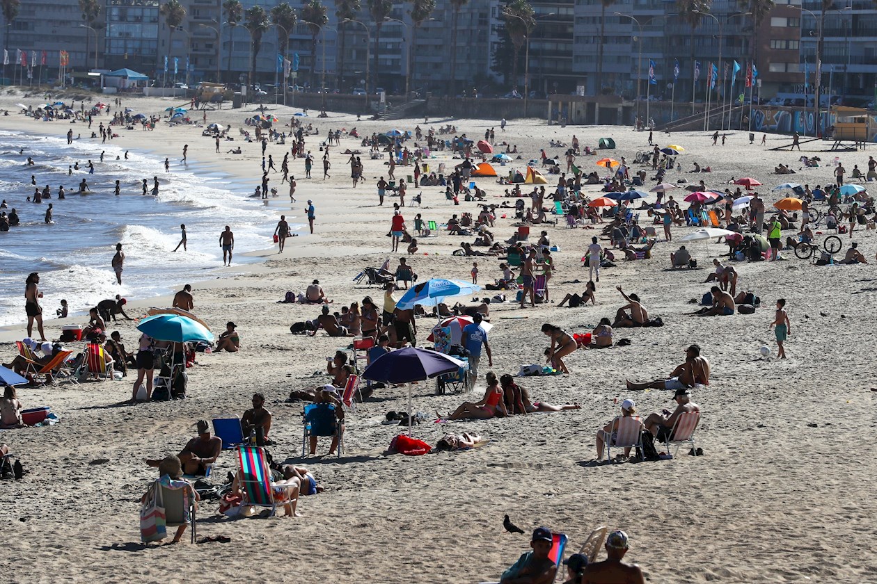 Bañistas acuden a la Playa Pocitos de Montevideo este jueves.