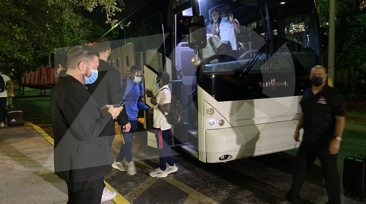 Delegación colombiana ingresando al sitio de concentración.