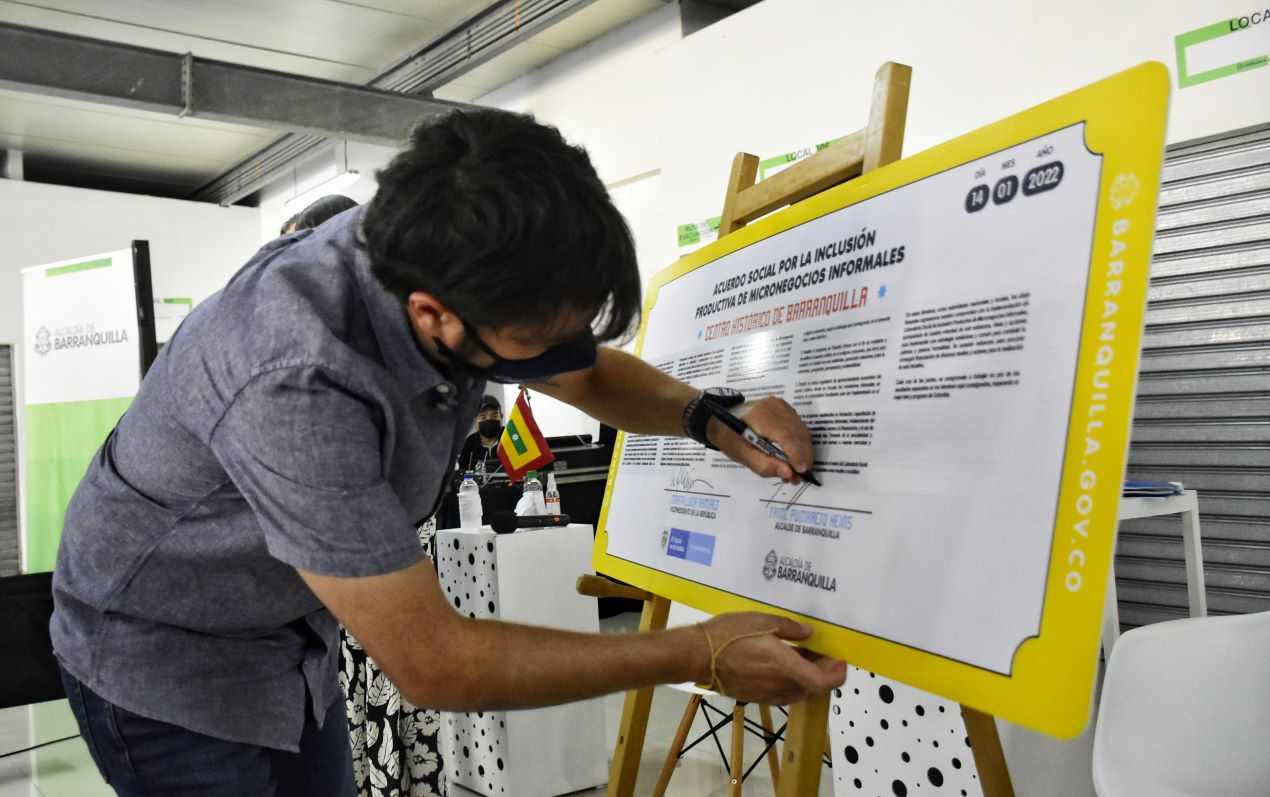 Alcaldía de Barranquilla Alcalde de Barranquilla en la firma del acuerdo social.