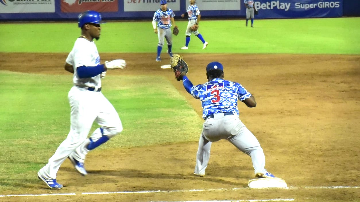 Dilson Herrera recibe en primera base para poner out a Elier Hernández.