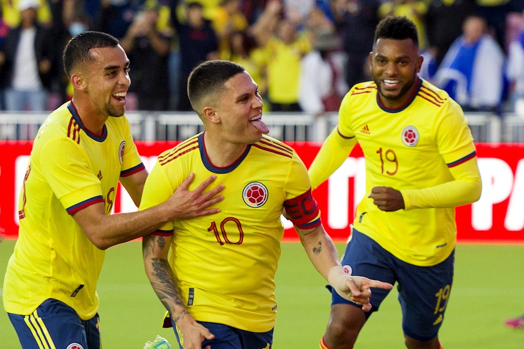 Juan Fernando Quintero celebrando con Daniel Giraldo y Miguel Ángel Borja.