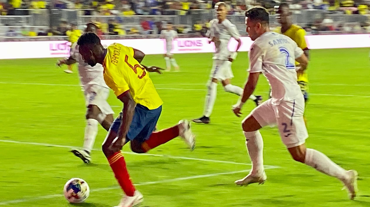 Andrés Colorado desbordando la defensa hondureña.