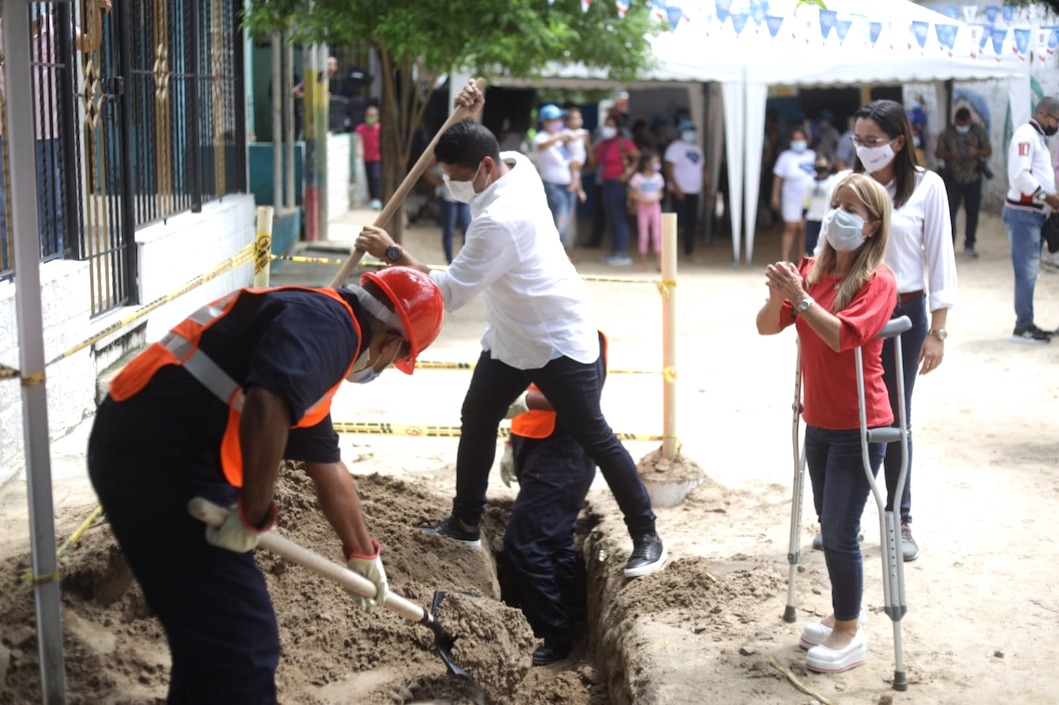 La Gobernadora Elsa Noguera liderando el inicio de construcción de redes.